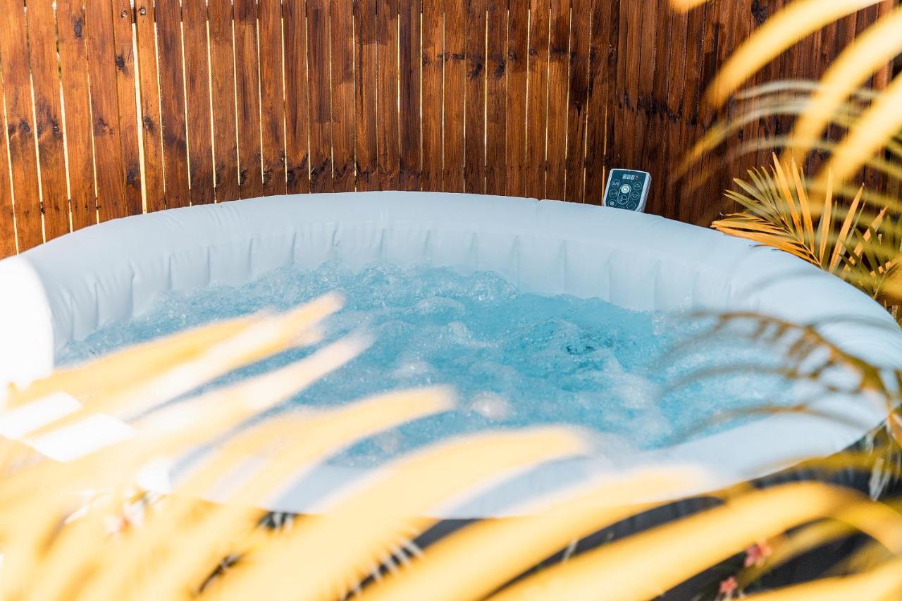 Charmant Chalet Avec Jacuzzi, L'Ile O Vert แซงต์ฟิลิป ภายนอก รูปภาพ