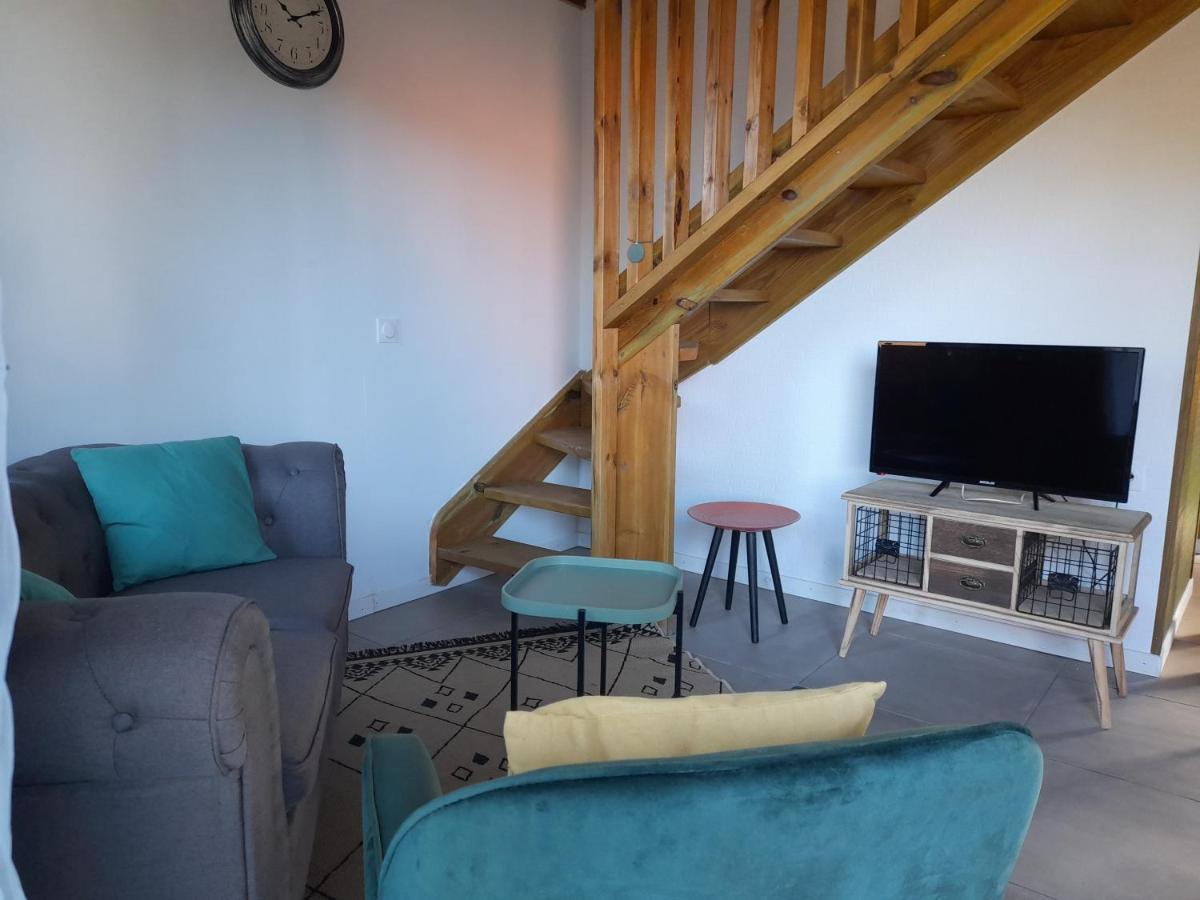 Charmant Chalet Avec Jacuzzi, L'Ile O Vert แซงต์ฟิลิป ภายนอก รูปภาพ