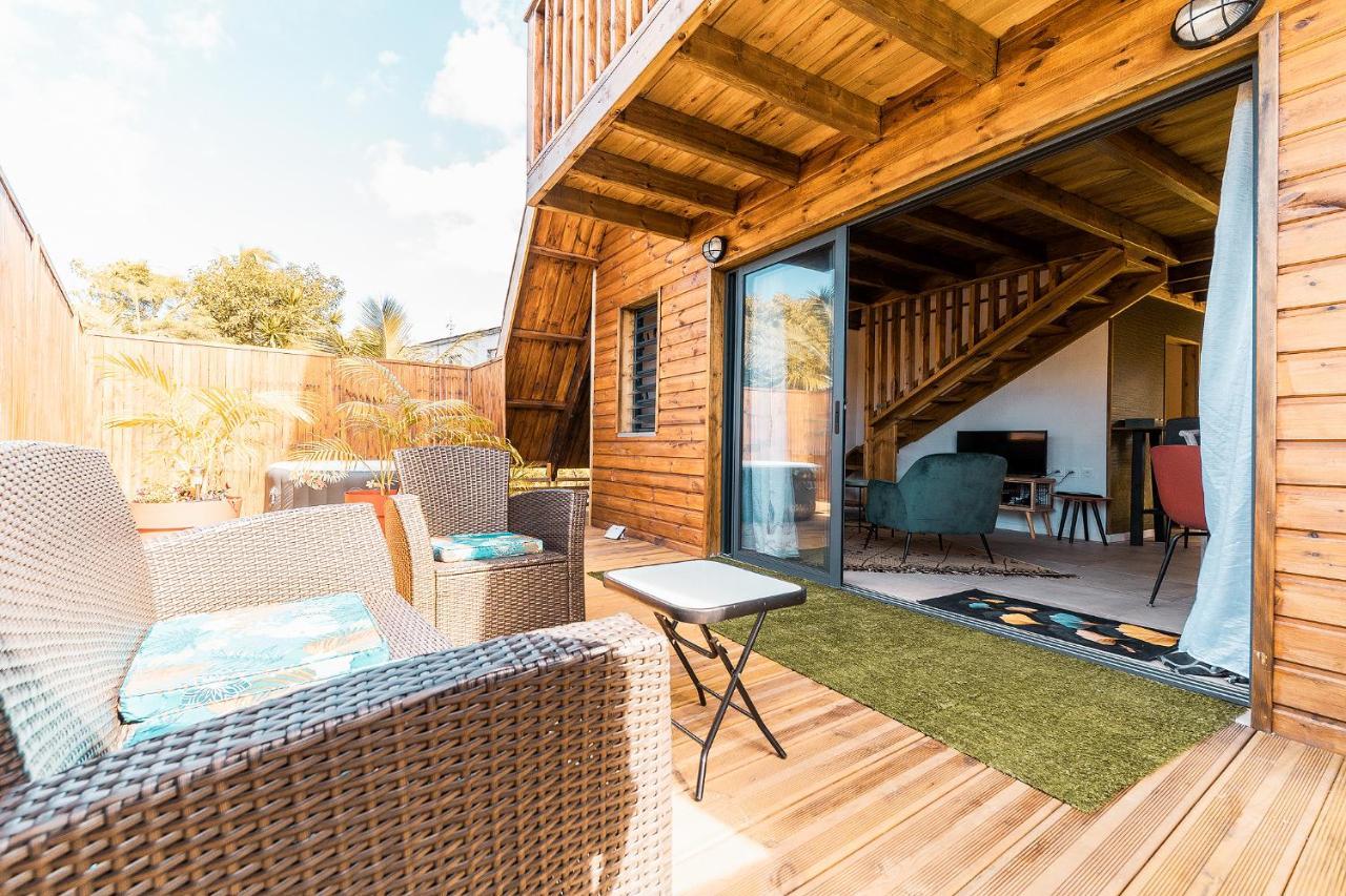 Charmant Chalet Avec Jacuzzi, L'Ile O Vert แซงต์ฟิลิป ภายนอก รูปภาพ