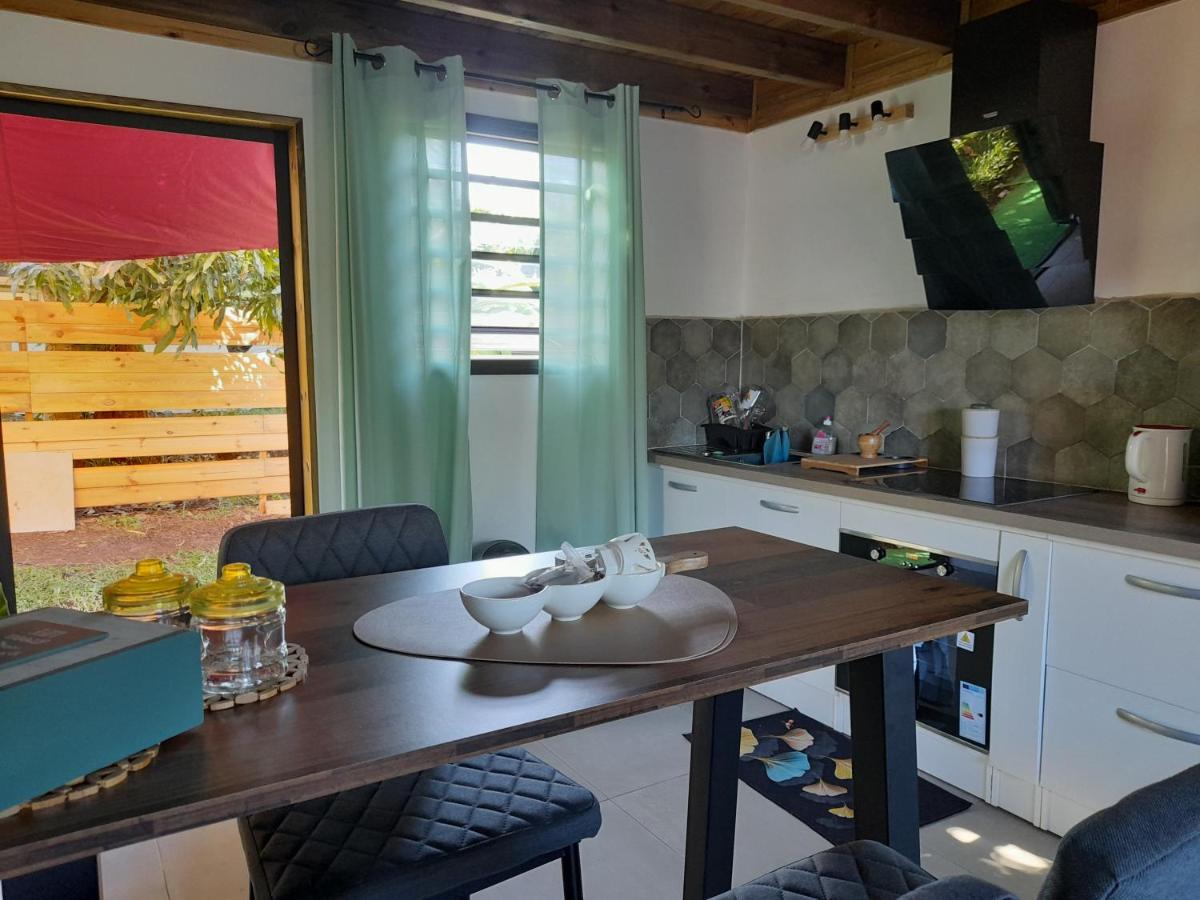 Charmant Chalet Avec Jacuzzi, L'Ile O Vert แซงต์ฟิลิป ภายนอก รูปภาพ