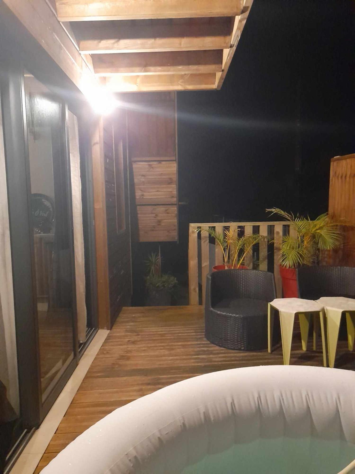 Charmant Chalet Avec Jacuzzi, L'Ile O Vert แซงต์ฟิลิป ภายนอก รูปภาพ