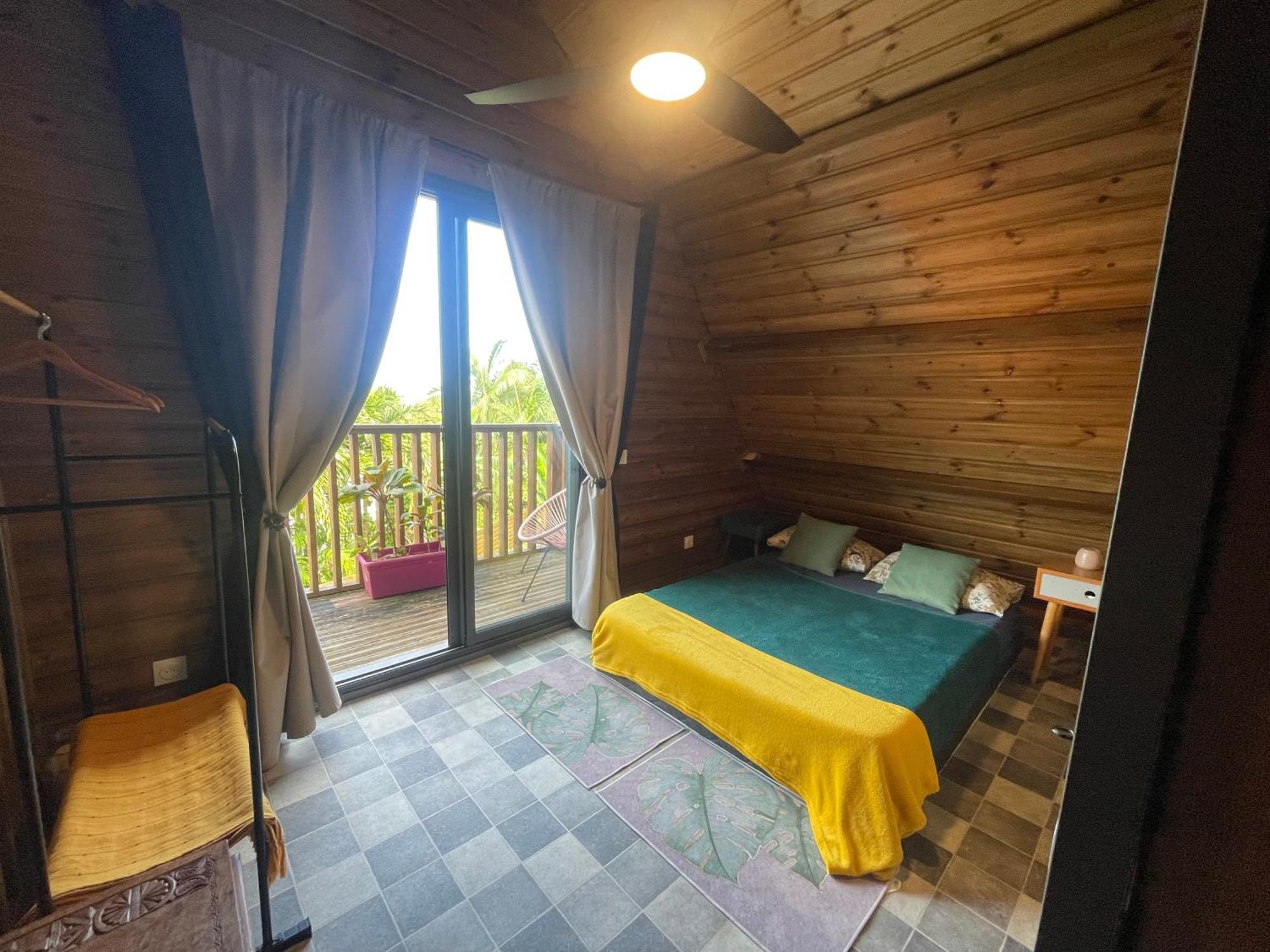 Charmant Chalet Avec Jacuzzi, L'Ile O Vert แซงต์ฟิลิป ภายนอก รูปภาพ