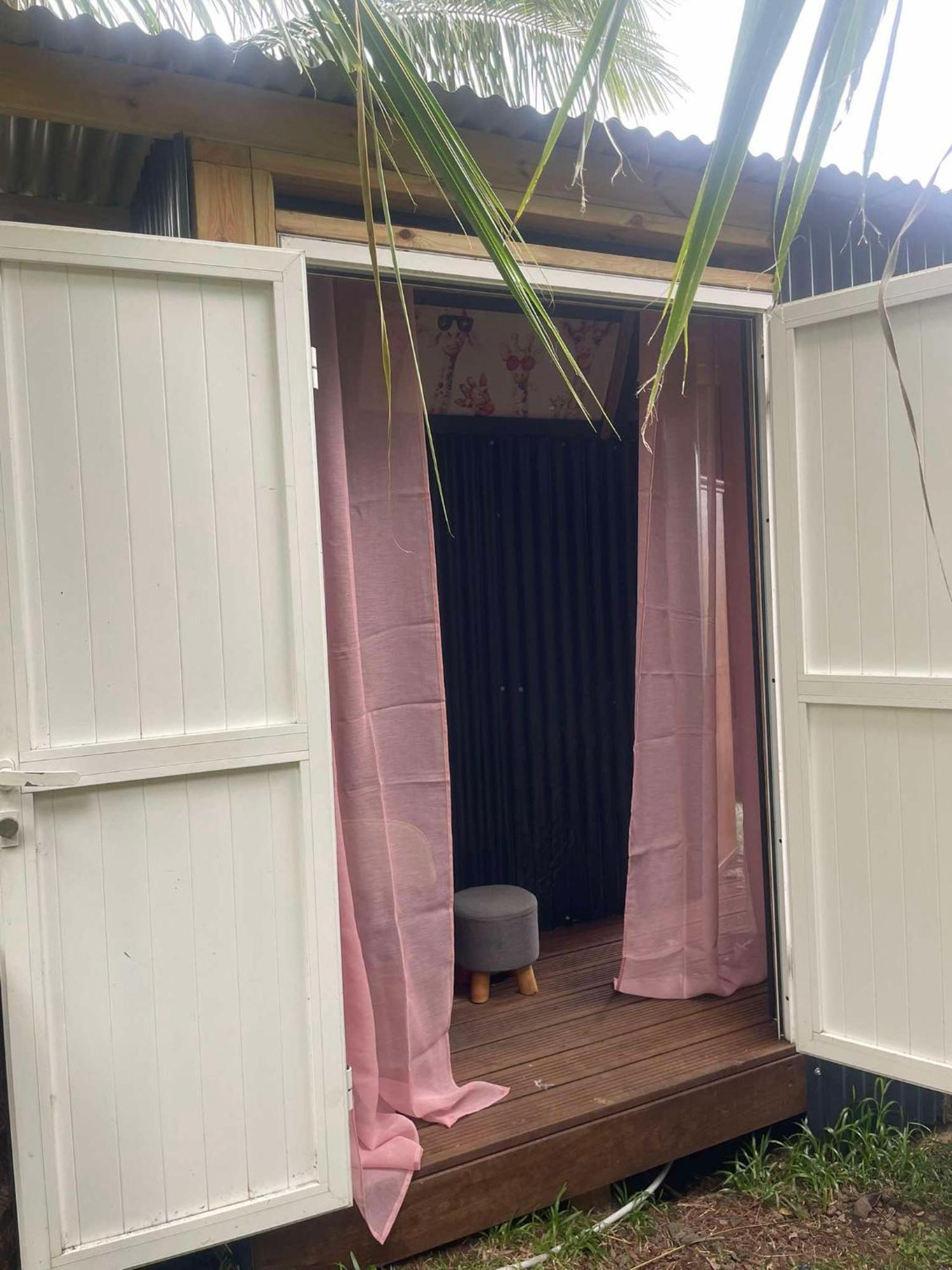 Charmant Chalet Avec Jacuzzi, L'Ile O Vert แซงต์ฟิลิป ภายนอก รูปภาพ